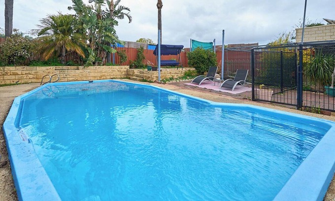 Girrawheen Casa | 4BR Pool House Close to Shops