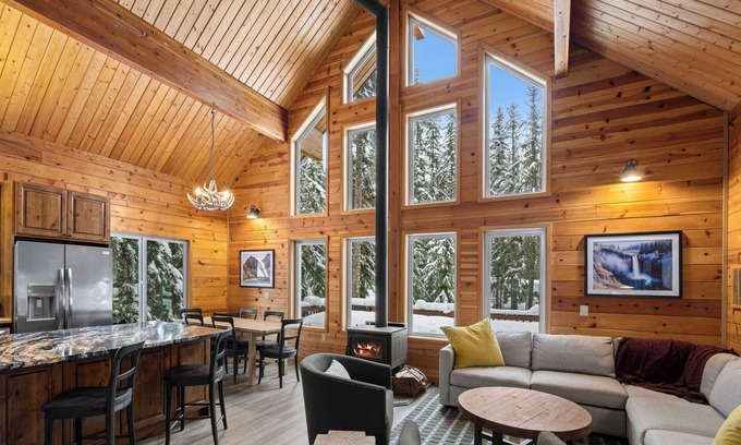 North Bend Casa | 4BR Alpine Retreat on Creek, Near Hiking & Biking