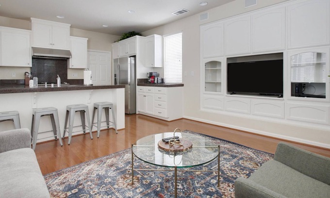 Dublin Apartamento | 4BR Single-Family Home in Dublin Near Parks