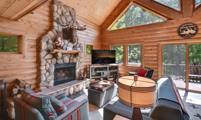 Boyne City Cabina | 4BR Mtn Cabin - Skiers Paradise - Sleeps 13 Wood Burning Fire, WiFi dedicado