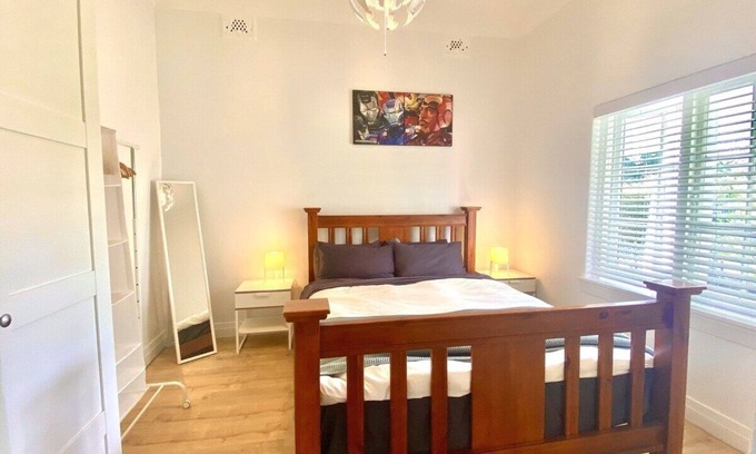 Strathfield South Casa | 4BR Straithfield South House close to airport/city sleeps 10 free parking