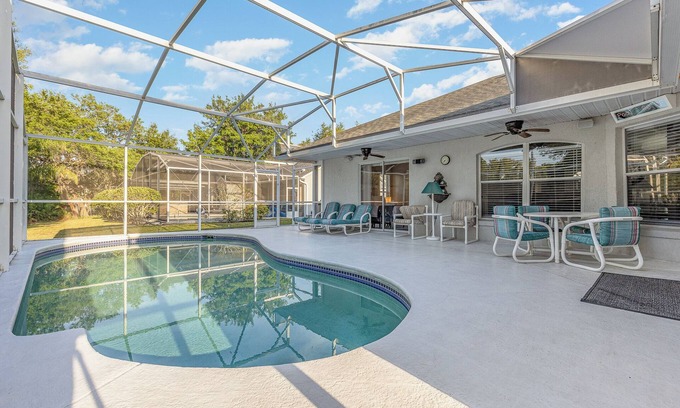Sunridge Woods Casa | 4BR sunny retreat with pool, water views, W/D, 10 miles from Disney