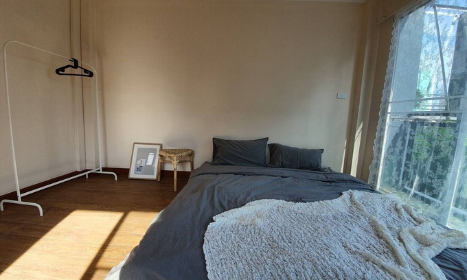 Chom Phon Casa | 4BR townhouse above 7-11, 10mins walk to trains, local food