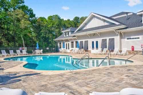 Ocean Isle Beach Casa | 4BR Townhouse with Golf View in Ocean Isle Beach