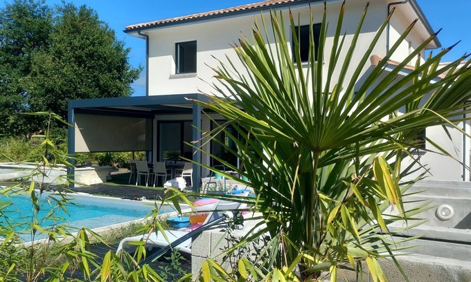 Carcans Villa | 4CH villa with pergola, swimming pool and water features 3km from the lake 7km from the ocean