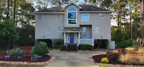 Corolla Light Casa | 4min Walk to Beach with Resort Pool Gym Hot Tub