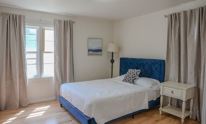 Amarillo Casa | 4Room| 7 Beds | Sleeps 12