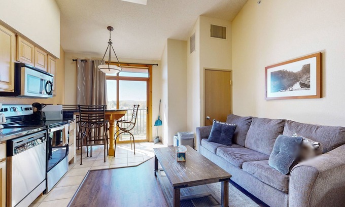 Wisconsin Dells Condominio | 4th-floor coursefront condo with balcony & washer/dryer