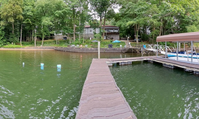 Mount Mourne Complejo | 5,000 SF LUXURY RENTAL ON LAKE NORMAN W/ FREE PONTOON BOAT. ACCOMODATES 16