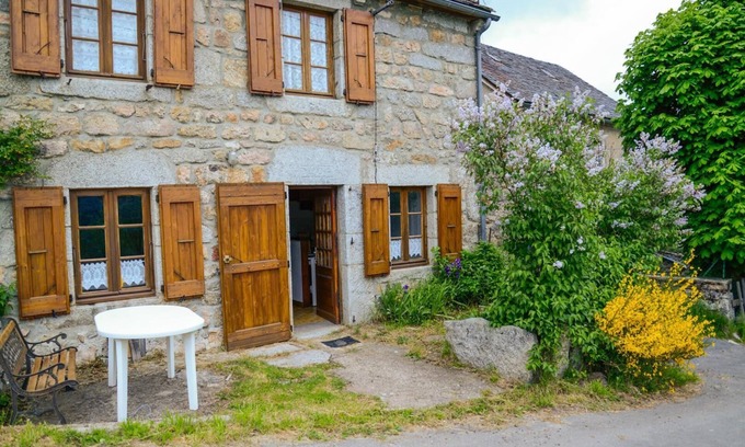 Peyre-en-Aubrac Casa | 5/7 pers rental in Grandviala