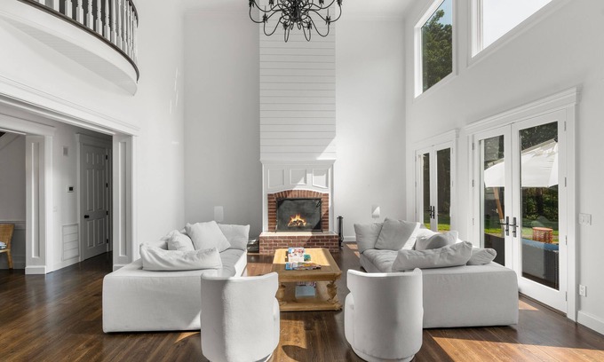 East Hampton Casa | 5 acre 6 bdrm Estate; large pool and hot tub between Sag Harbor and East Hampton