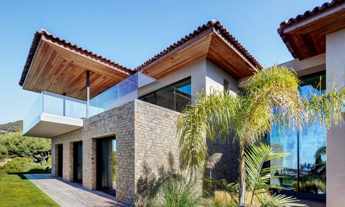 Carqueiranne Apartamento | Apartamento en casa de playa contemporáneo con vistas al mar y el infinito Clim