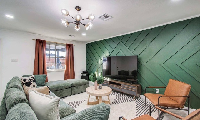 Southbelt/Ellington Casa | 5-BD,2-BA Tranquil Retreat ft Jacuzzi & Playground