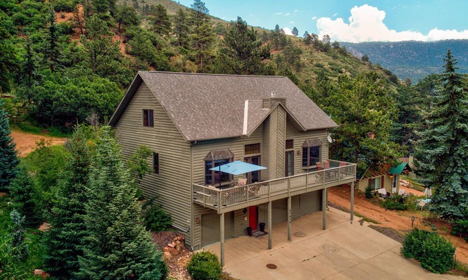 Woodland Park Casa | 5 bd 4 bth, AC, fireplace, hikes, waterfalls, salt water hot tub, walk to town!