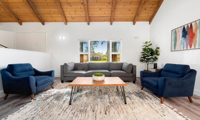 Elk Grove Casa | 5 BD Home/Pool /Game RM/King Bed/High Ceiling