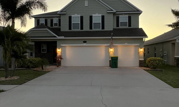 Interchange Square Casa | 5 Bdr, 7miles-Beach 50 min to Disney 2 Master’s 1 on 1st Fl HEATED POOL GAMEROOM