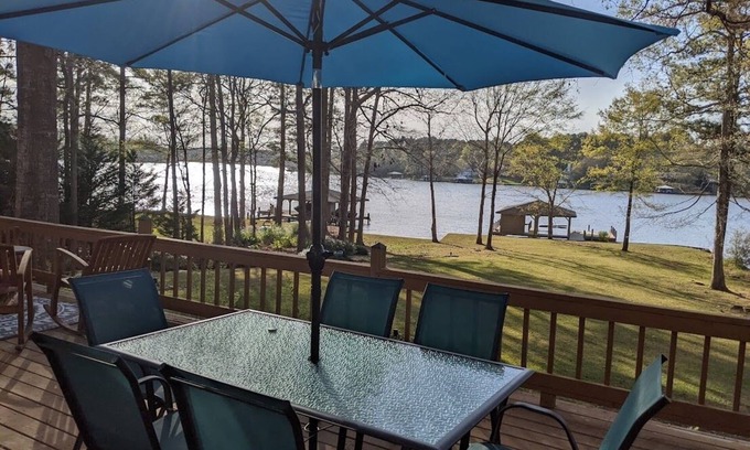 Eatonton Casa | 5 Bdrm, Amazing Sunsets, deck, flat yard, dock, boathouse, beach, kayaks...