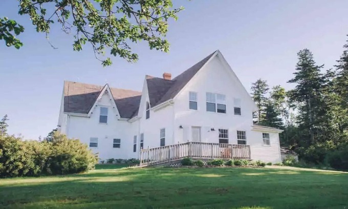 French River Casa | 5 bdrm Farmhouse. Close to the beach.