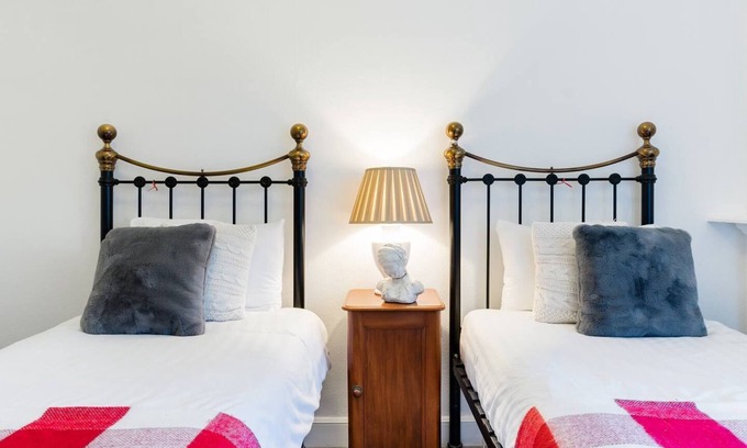 Comely Bank Apartamento | 5*Beautiful&Vintage, spacious in chic location!