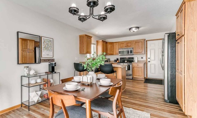 Ames Casa | 5 Bed 2 Bath/Modern Large Home