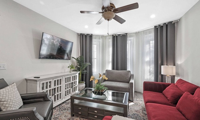 Roslindale Casa | 5 Bed 3 bath Boston Condo