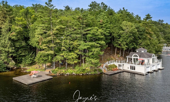 Port Carling Cabaña | 5 bed 3 bath cottage on Lake Muskoka + Boathouse with a loft