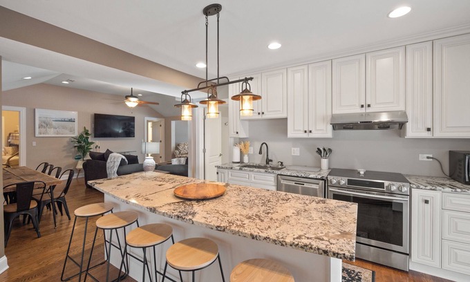 Fremont Casa | 5 bed/3 Bath Home in the Heart of Fremont! Steps from the beach and boat launch!