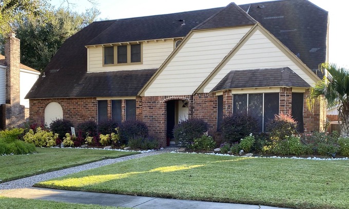 Taylor Lake Village Casa | 5 Bed 3 bath house in a quiet neighborhood