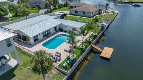 Spring Hill Casa | 5 Bed 3 Bath Waterfront Pool! Great for families!