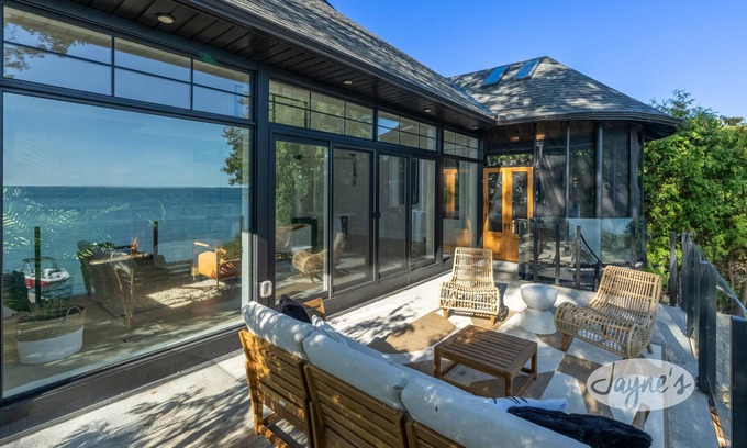 Port Carling Cabaña | 5 bed 4 bath Lakehouse on Lake Simcoe! Hot Tub!