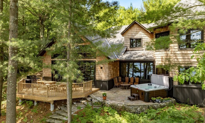 Minett Cabaña | 5 bed 5 bath cottage on Lake Rosseau includes Boathouse w/living quarters