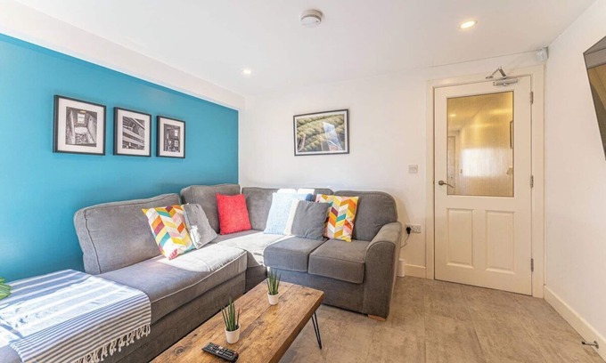 Coventry Casa | 5 bed/5ensuite house with garden and parking