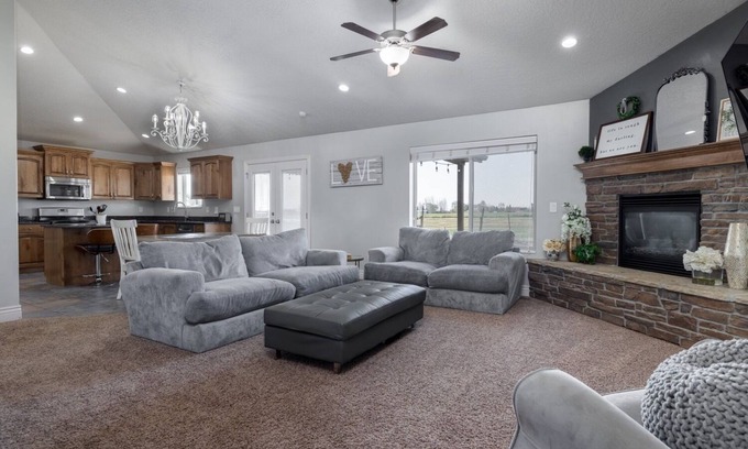 Naples Casa | 5-bed by Dinosaur National Monument & Green River w/ Hot Tub, Pool & Fire Pit.