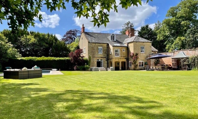 West Chinnock Casa | Georgian Home with Heated Swimming Pool