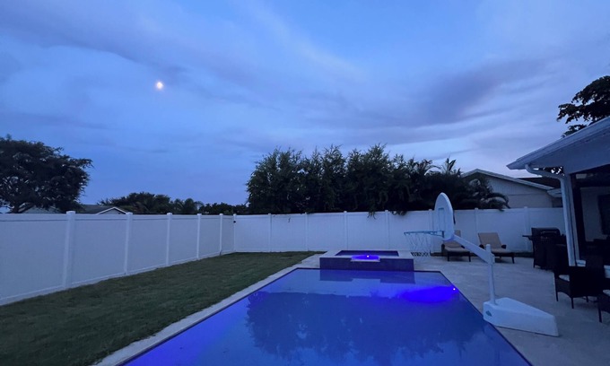 Boca Raton Casa | Saltwater heated pool and spa in West Boca Raton