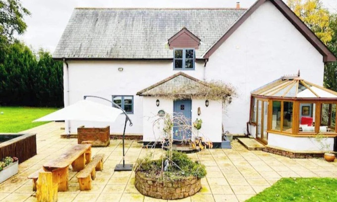 Kingston St Mary Casa | 5-Bed Home - Sleeps 12, Pool, Garden & Play Area