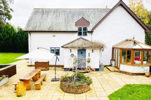 Kingston St Mary Casa | 5-Bed Home - Sleeps 12 Pool Garden & Play Area