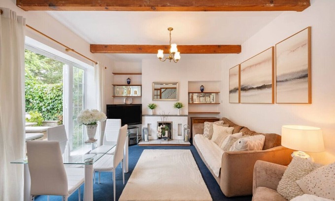 Oakleigh Casa | 5-Bed Home with Private Parking behind gated and only 25 Mins To Central London