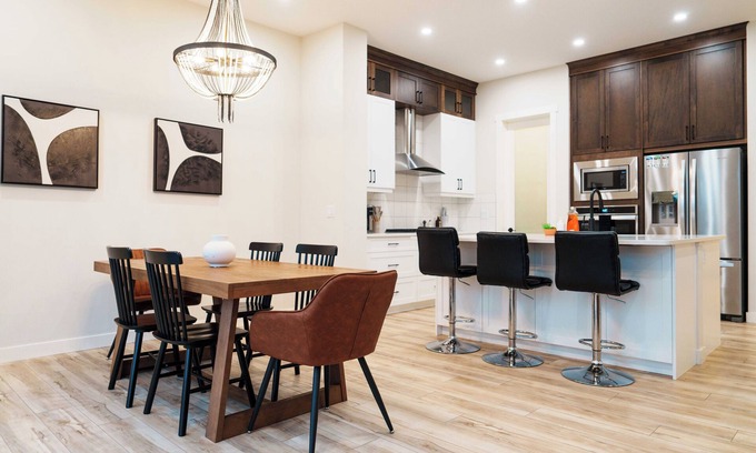 Evanston Casa | 5 Bed House | Close to Airport| Close to Mountains