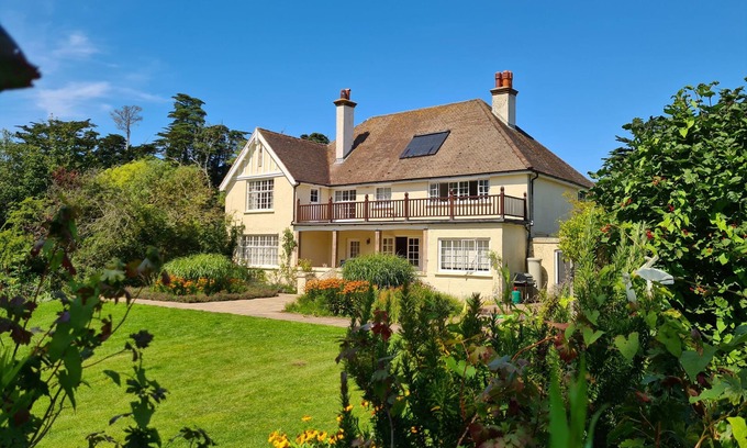 Yarmouth Casa | 5-bed house: pool, tennis court, walk to beach, 10 acres