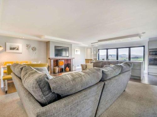 Heriot Casa | 5 Bed House -Sleeps 10- Hot Tub - Garden - Parking