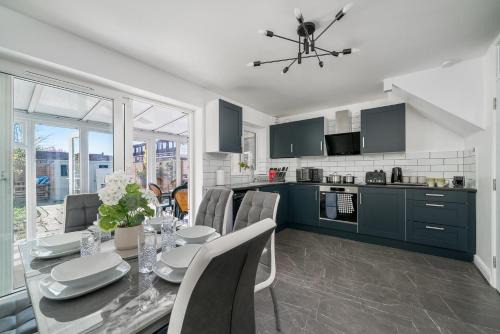 Havering Casa | 5 Bed House - Sleeps 11 - Garden