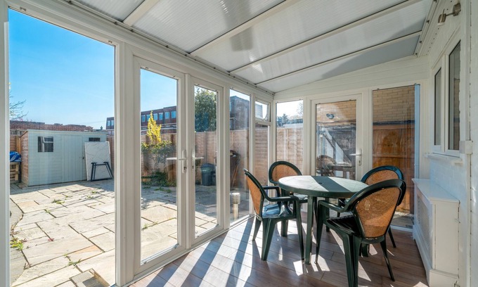 Havering Casa | 5 Bed House - Sleeps 11 - Garden