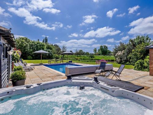 Abbess Roding Casa | 5 Bed in Smarden 76428