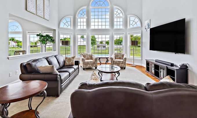 Clinton Casa | 5-Bed Luxury Corporate Rental with Pool & Office Space Near National Harbor