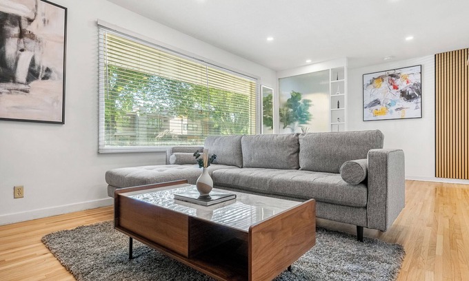Northwest Calgary Casa | 5 bed Luxury Home: Steps to DT, River & Hospital