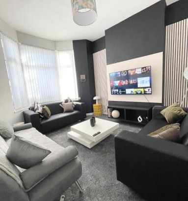 Roath Casa | 5 Bed Urban Escape - Spacious - 3 Floors - Parking