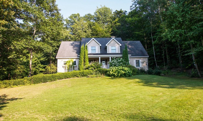 Lake Leelanau Casa | 5 bedrm 5.5 ba home-wooded setting-Lake Leelanau-Air-Pet ok-Hot Tub