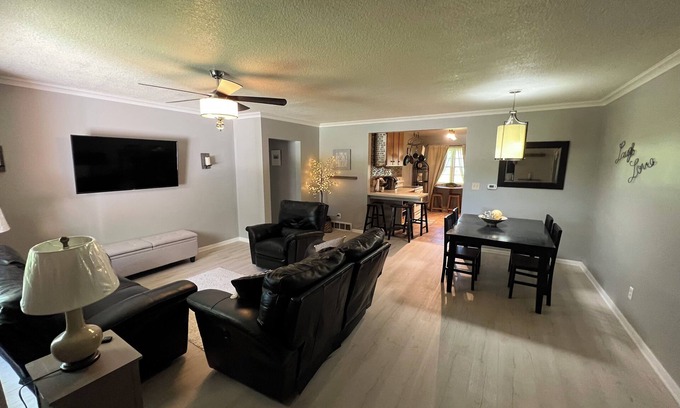 West Des Moines Casa | 5 Bedroom 2 Bathroom Suite in a Large 7 Bedroom Home