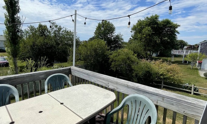 Narragansett Casa | 5 bedroom, 2 bathroom colonial located just minutes away from Scarborough Beach.